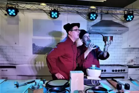 In dieser Küche wird nicht gekocht. Zwischen den Menü-Gängen präsentieren die als Köche verkleideten Künstler Stefan Cerin und R