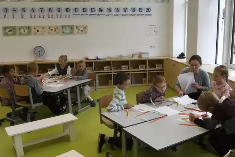 Tag der offenen Tür: Kinder basteln in einem der neuen Klassensäle.