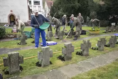 Die Reservisten helfen, die Anlage an der Alten Stadtkapelle Landstuhl zu verschönern. Da fehlt auch Stadtbürgermeister und Sold