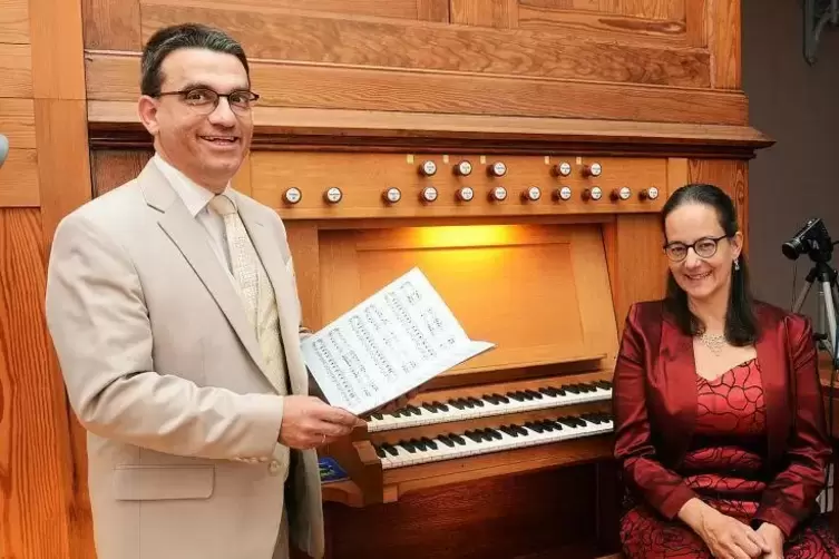 Carsten und Iris Lutz am Spieltisch der Unkenbacher Ohlert-Orgel.