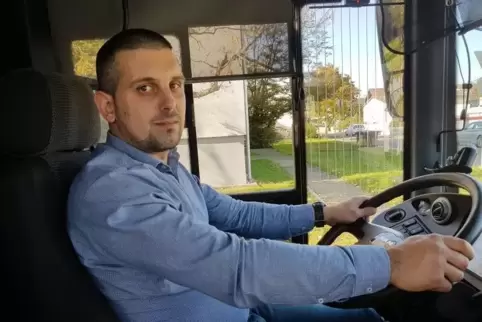 Jose Campos am Steuer des Busses.