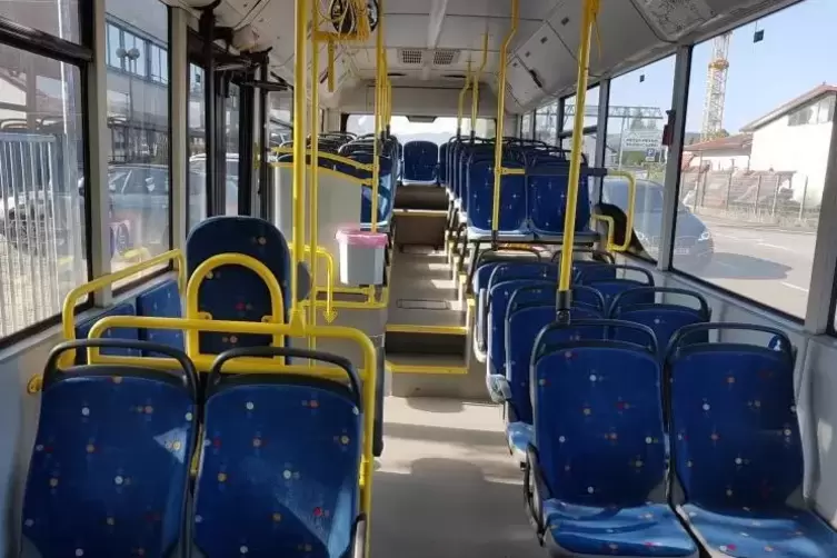 Blick in den leeren Bus.