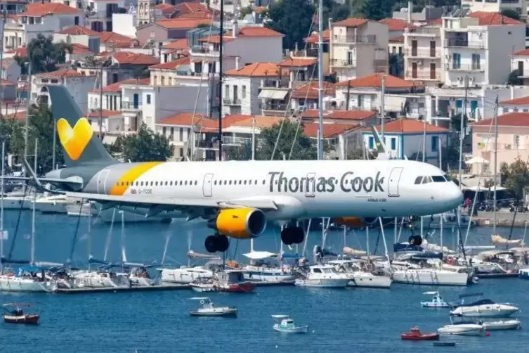 Bleibt jetzt am Boden: ein Airbus der Thomas-Cook-Airline im Anflug auf Skiathos in Griechenland.