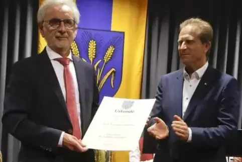 Sichtlich gerührt: Karl-Heinz Seebald (links) mit der Urkunde zur Ehrenbürgerschaft, die ihm Stadtchef Michael Vettermann überre