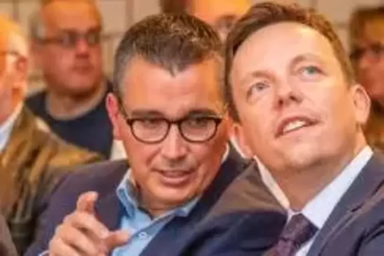 Björn Bernhard (links), hier mit dem saarländischen Ministerpräsident Tobias Hans, hat die Wahl überraschend deutlich gewonnen. 