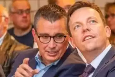 Björn Bernhard (links), hier mit dem saarländischen Ministerpräsident Tobias Hans, hat die Wahl überraschend deutlich gewonnen. 