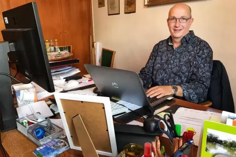 Zwei Computer f&uuml;r seine zwei Jobs: Frank Meier in seinem B&uuml;ro.