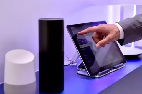 Die Lautsprecher Google Home (links) und Amazon Echo, ausgestattet mit den Sprachassistenten Google Assistant und Alexa: Berline