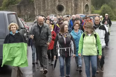 Passend gekleidet trotzen die Wanderer dem Wetter.
