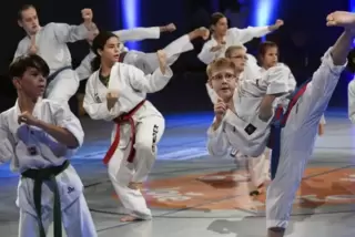 Mit viel Elan auf der Bühne: junge Aktive des 1. Tae Kwon Do und Kickboxing Clubs Frankenthal.