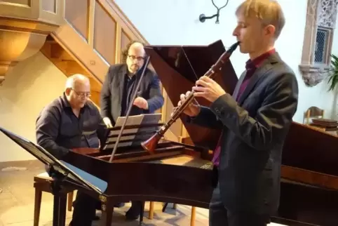 Überzeugend, von links: Andreas Hammer und Dominik Wörner am Flügel, Markus Schön an der Klarinette.