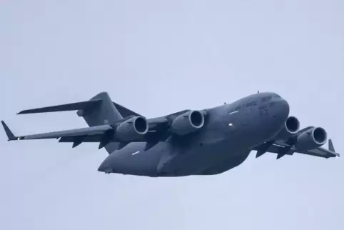 Ein US-Militärtransporter vom Typ C 17 Globemaster. 