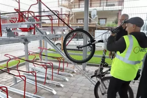 Michael Schindler zeigt, wie man die Fahrräder richtig verstaut.