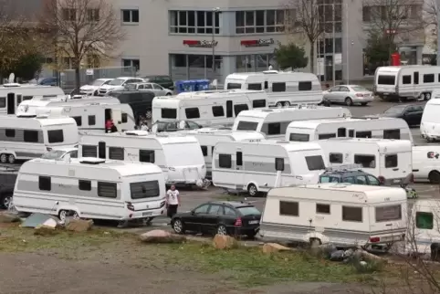 Mit rund 40 Wohnwagen steht eine Gruppe französischer Roma auf dem Neuen Messplatz in Landau.