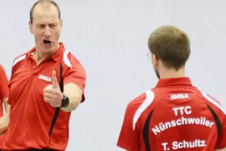 N&uuml;nchweilers Oldie Dietmar Lang schreit seine Freude &uuml;ber den Sieg im Doppel mit Timo Schultz heraus.