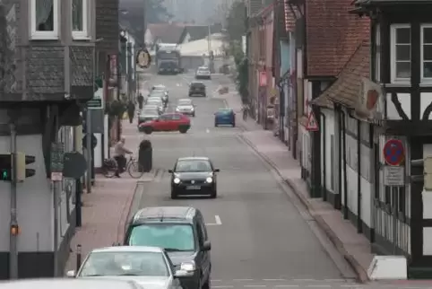 Ölspur: Ab der Kreuzung Hauptstraße/Bahnhofstraße war’s glitschig in Kandel. 