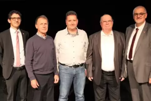 Der Zweite Bevollmächtigte der IG Metall, Simon Geib (links) und der Erste Beauftragte Jörg Kasper (rechts) mit den Geehrten Hor