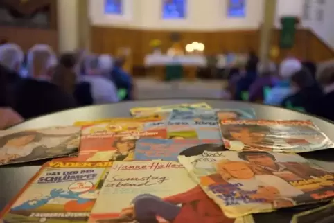 Plattencover von Singles aus der guten alten Zeit des Schlagers tauchten in der Kirche auf.