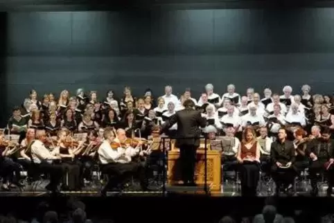 Der Oratorienchor und die Kammerphilharmonie Europa vor zwei Jahren bei einer früheren Aufführung in der Stadthalle an der Orang