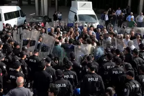 Von Polizei umzingelt: HDP-Abgeordnete protestieren in Diyarbakir gegen die Verhaftung des Bürgermeisters der Millionenstadt.