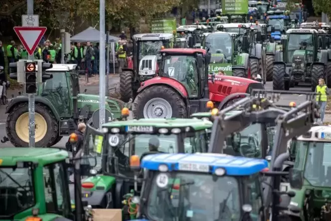 Traktoren fahren durch die Innenstadt: So wie hier in Hannover kam es am Dienstag bundesweit zu Protestaktionen von Landwirten.