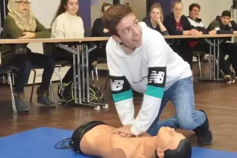 Schüler im Krankenhaus: Hannes Wahl probiert die Herzmassage an einem Dummy.