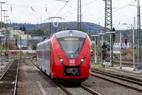 Dreimal pro Tag kommt ein neuer Coradia-Triebwagen von Merzig über Saarbrücken nach Kaiserslautern.