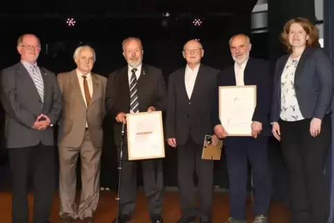 Ehrungen beim Herbstkonzert des Gesangvereins Hochstein, von links: Manfred Schröder, Helmut Krehbiel (beide Nordpfälzer Sängerb