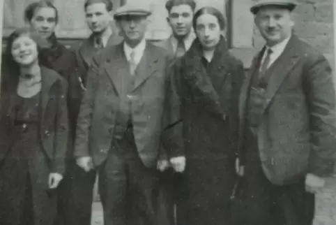 Um 1936 in Dahn: Hinten (v.l.) Marianne Katz, ihre Söhne Erich Theodor und Rudolf; vorne (v.l.) Alice Levy (Tochter von Paula Ka