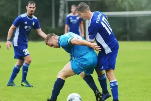 Der SV Imsbach – hier Mark Kilian (rechts) im Duell mit Philip Dautermann von der SG Münchweiler/Alsenbrück-Langmeil – hat derze