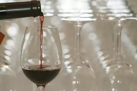 Gläserfüllen für die Siegerwein-Verkostung. 