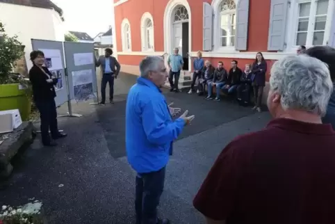 Auf Erkundungsgang durch Wollmesheim: Ortsvorsteher Rolf Kost (Mitte) mit Experten (links) und Bürgern.