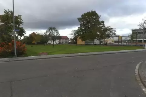 Auf dieses Gelände vor der Alfred-Delp-Schule soll die neue Kita kommen.