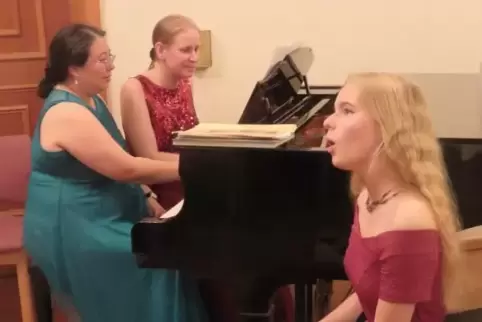 Musikperlen bieten (v. li.) Sora Dietzinger, Jessica Riehmer und Maria Epifanvoa.