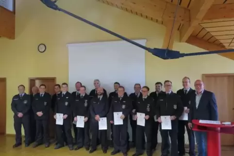 Die geehrten Feuerwehrleute mit Wehrleiter Edgar Jung (2.v.l.) und dem stellvertretende Wehrleiter Alexander Ditz (3. v.l.). Gan