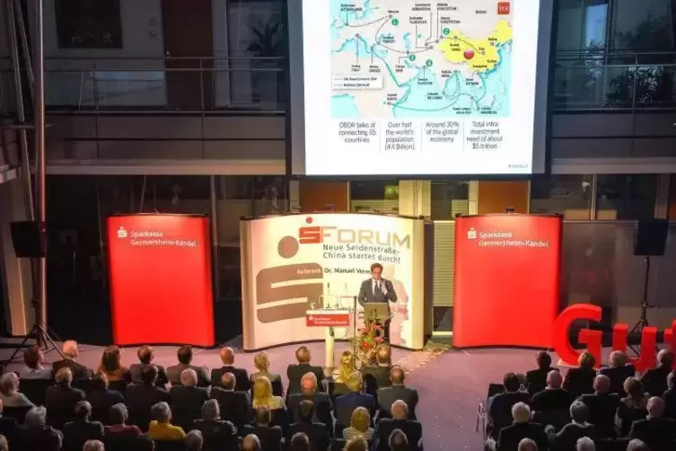Volles Haus. Mehrere Hundert Zuh&ouml;rer lauschten in der Sparkassen-Hauptstelle in Kandel den Worten des Referenten, der bei einem 