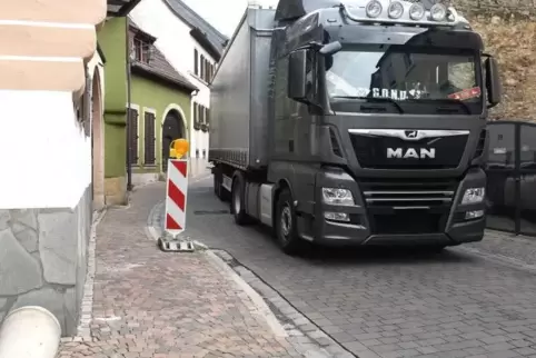Das Verwaltungsgericht Neustadt verlangt eine Neuregelung des Verkehrs in der Kaiserslauterer Straße.