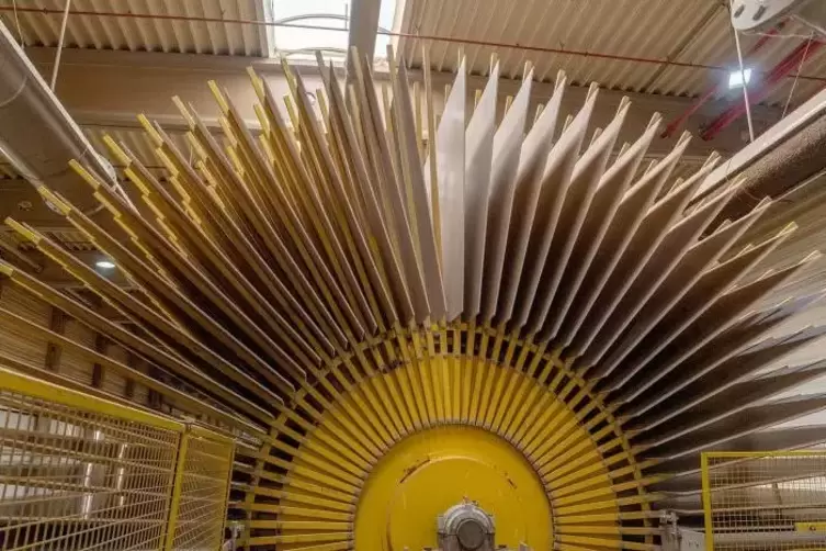 In solchen Maschinen k&uuml;hlen die hei&szlig;en Spanplatten ab. Sie drehen die Platten zuerst in die eine, dann in die andere Richtung.