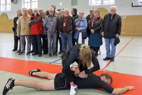 Die Kameraden schauen in ihrer ehemalige Wirkungsstätte in Bad Bergzabern der Bundespolizei über die Schulter.