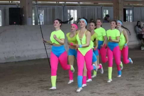 „Aerobic heißt die Zauberformel“ – unter diesem Motto geht die M**-Gruppe der VRG Südwestpfalz mit knallbunten Trikots und 80er-