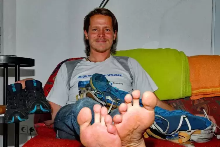 Diese Füße sind von Vinningen ans Nordkap gelaufen: Lukas Bion ist nach 5.000 Kilometer am Freitag angekommen. Mehr als 11.000 E