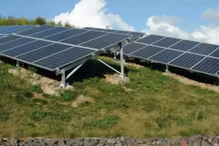 Könnte helfen, bei den Müllgebühren soziale Aspekte zu erhalten: die Photovoltaikanlage auf der alten Kreismülldeponie in Eisenb