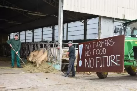 Keine Bauern, kein Essen, keine Zukunft – das prophezeiten die Mitarbeiter von Landwirt Thomas Kieffer (rechts im Bild) auf der 