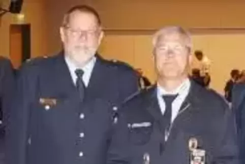 Ausgezeichnet wurde Hauptbrandmeister Ralf Johannsen (rechts). Links ist Kreis-Feuerwehrinspekteur Michael Müller zu sehen.