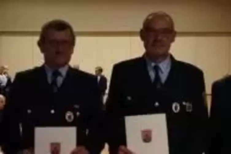 Oberl&ouml;schmeister Markus Pfeiffer (links) und Andreas Korrell kommen aus Dackenheim.