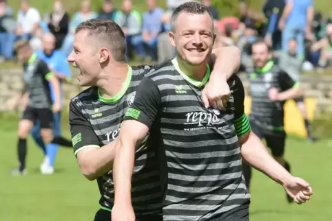 Seine Mitspieler, hier Marvin Thürling (links), haben oft Anlass, Daniel Wadle zu gratulieren.
