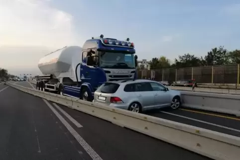 Das Auto verkeilte sich in der Baustelle. 