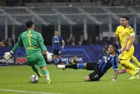 Lautaro Martinez schießt das 1:0, Torhüter Roman Bürki kann es nicht verhindern. Hinten: Mats Hummels.