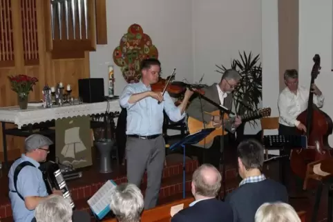 „Naschuwa“ in Schopp: Akkordeonist Rainer Ortner, Frontsänger und Geiger Matthias Helms, Gitarrist Thomas Damm, Kontrabassist Th
