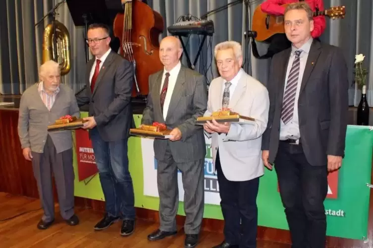 Geehrte und Ehrende: Günther Tucholke, Ralf Köhler (erster Bevollmächtigter der IG Metall), Otto Kolbenschlag, Adolf Wagner und 